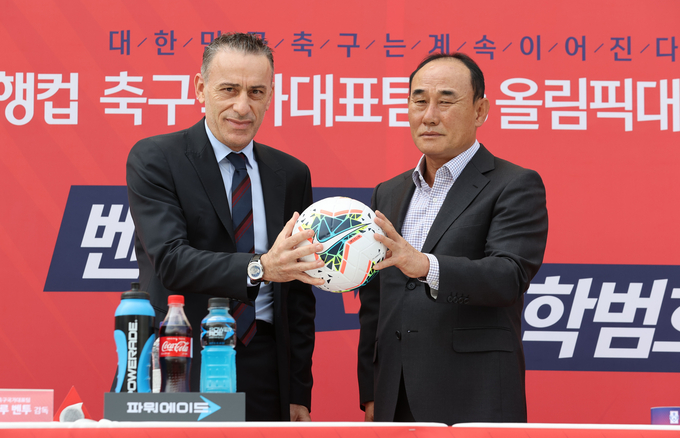 28일 고양종합운동장에서 열린 축구국가대표팀과 올림픽대표팀 친선 경기 명단 발표 기자회견에서 파울루 벤투 축구국가대표팀 감독(왼쪽)과 김학범 올림픽대표팀 감독이 기념촬영을 하고 있다. (사진=연합뉴스 제공)