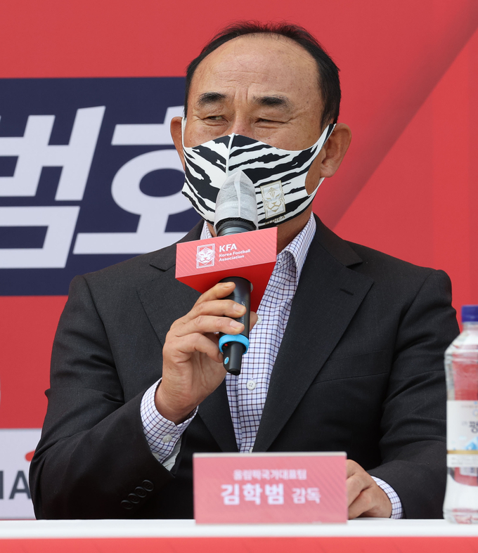28일 고양종합운동장에서 열린 축구국가대표팀과 올림픽대표팀 친선 경기 명단 발표 기자회견에서 김학범 올림픽대표팀 감독이 취재진 질문에 답하고 있다. (사진=연합뉴스 제공)