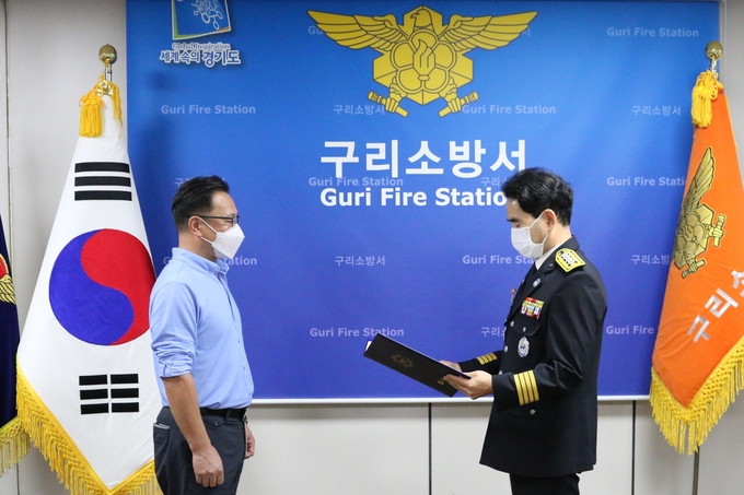 구리소방서가 지난 25일 집무실에서 구리남성의용소방대 신임 대원 임명장 수여식을 실시하고 있다./구리소방서 제공
