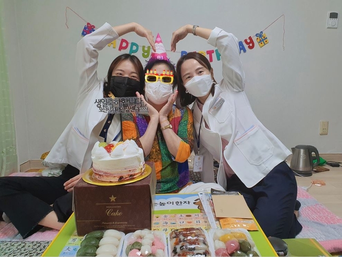 사진= 오산시보건소 치매안심센터에서는「제13회 치매극복의 날」주간기념과 더불어 추석명절을 앞두고 돌봄 사각지대 취약계층 치매어르신을 대상으로‘뷰티풀 메모리데이’생일 축하 이벤트를 진행한다./오산시 보건소 제공
