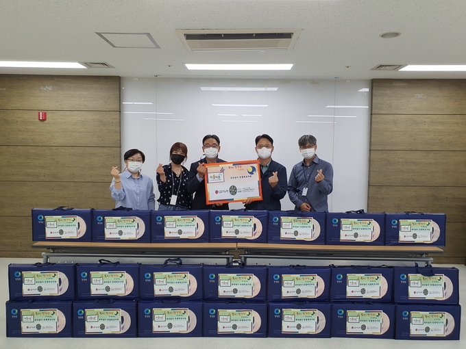 사진= 오산남부종합사회복지관은 지난 25일 LG이노텍 평택공장과 추석을 맞이하여 비대면 사회공헌활동사업『이웃사촌Plus』의 일환으로 저소득 40가정에게 추석선물세트 및 방역물품을 지원했다./오산시 남부사회복지관 제공