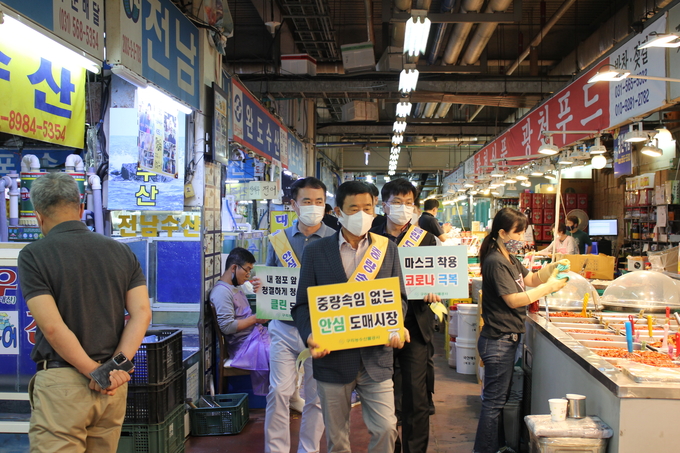 구리농수산물공사가 지난 24일 추석 명절을 맞아 ‘안심&클린 도매시장’ 캠페인을 실시하고 있다. /구리농수산물공사 제공