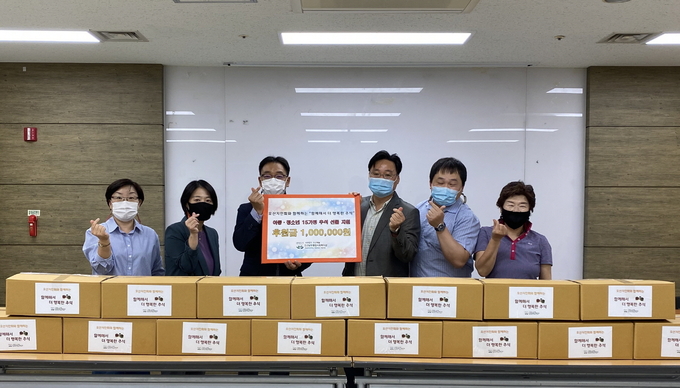 사진= 오산남부종합사회복지관은 지난 25일 추석을 맞이하여 오산지인회(회장 황태원)와 함께하는‘함께해서 더 행복한 추석’나눔 행사를 진행했다./ 오산남부사회복지관 제공