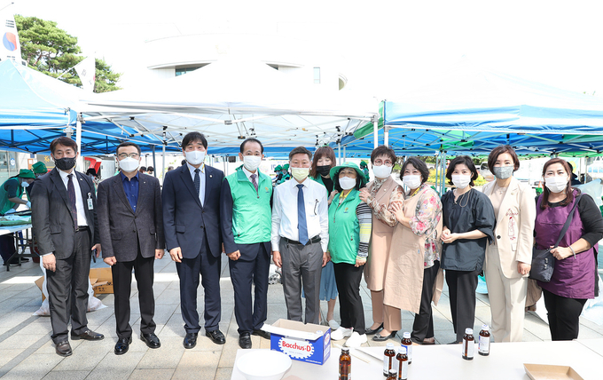 구리시의회는 지난 24일 구리시청 광장에서 구리시새마을회 사랑의 송편·전 만들기에 참석해 함께 송편을 만들며 관계자들을 격려했다. /구리시의회 제공