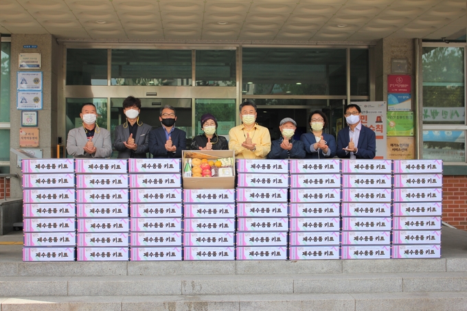 구리농수산물공사와 ㈔구리농수산물도매시장 사랑나눔단은 코로나19로 추석을 맞아 어려운 이웃과 함께하는 나눔의 손길 행사로 도매시장 내 취약계층 및 관내 어르신을 대상 수혜자 수요 맞춤형 나눔 행사를 실시했다. /㈔구리농수산물도매시장 사랑나눔단 제공