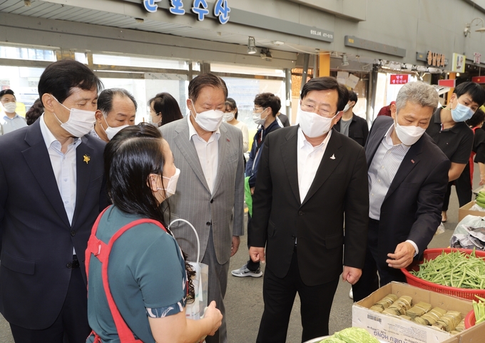 김기문 중기중앙회장과 손인국 재단이사장, 이학영 국회산자위원장, 추연옥 중기중앙회 경기지역회장은 직접 군포역전시장을 돌며 시장 상인들의 애로사항을 들었다. (사진=중소기업중앙회 경기본부)