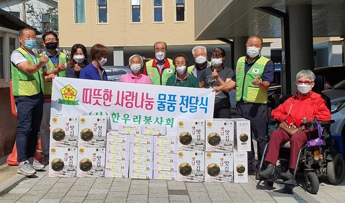 한우리봉사단이 28일 수원의 소외계층을 찾아 추석 선물을 전달했다./한우리봉사회 제공
