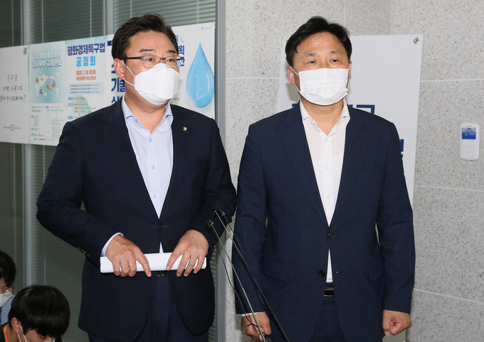 김영진 더불어민주당 원내수석부대표와 김성원 국민의힘 원내수석부대표(왼쪽)가 28일 오후 서울 여의도 국회의원회관에서 여야 원내수석 회동을 마치고 브리핑하고 있다. (사진= 연합뉴스) 