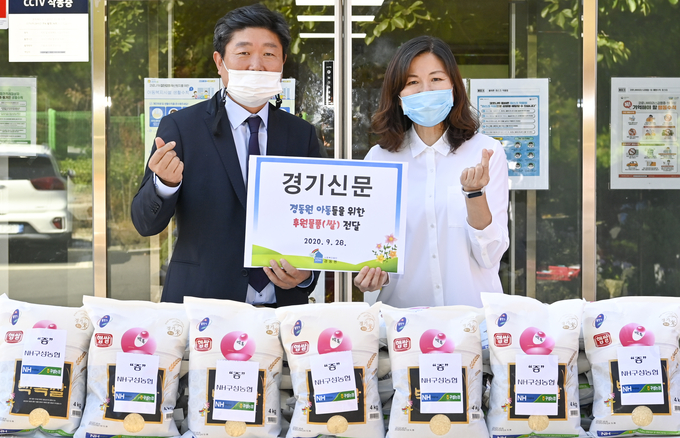 경기신문이 28일 수원시 장안구 영유아 보호 시설 경동원에 쌀 160KG을 기부 했다. 기부 후 최선욱 경기신문 대표이사 사장(좌)과 경동원 신승주 원장이 기념 촬영을 하고 있다. ( 사진 = 황준선 수습기자 ) 