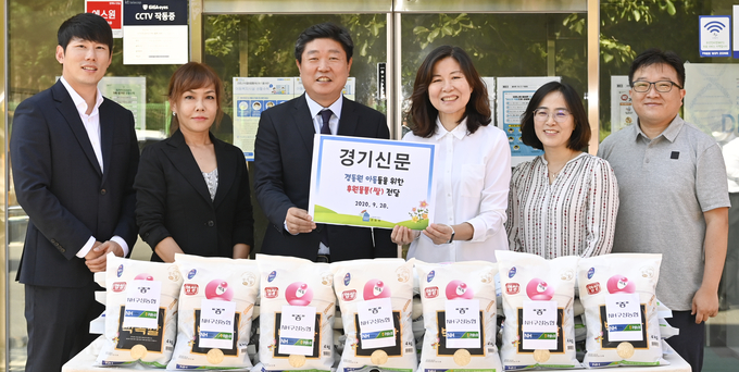  경기신문이 28일 수원시 장안구 영유아 보호 시설 경동원에 쌀 160KG을 기부 했다. 기부 후 최선욱 경기신문 대표이사 사장 (왼쪽 세번째)과 경동원 신승주 원장이 기념 촬영을 하고 있다. ( 사진 = 황준선 수습기자 ) 