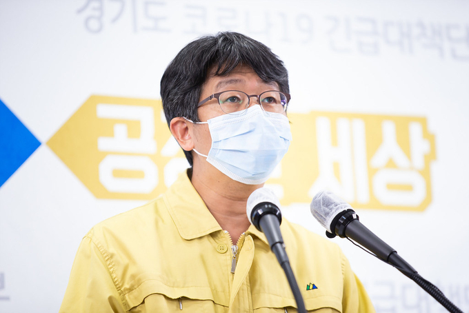28일 오후 경기도청 브리핑룸에서 임승관 경기도 코로나19 긴급대책단 공동단장(경기도의료원 안성병원장)이 온라인 브리핑 방식으로 코로나19 긴급대책단 정례브리핑을 했다. (사진 = 경기도)