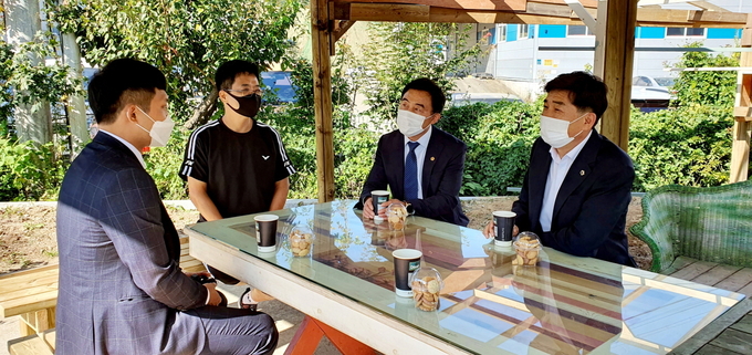 진용복 부의장, 추석 맞이 사회복지시설(한울장애인공동체) 찾아 위문했다. (사진 = 경기도의회 제공)