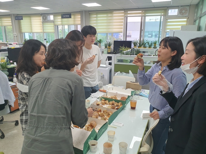 남양주보건소 직원들이 조광한 시장이 준비해 온 도넛을 먹으며 담소를 나누고 있다. /남양주시 제공