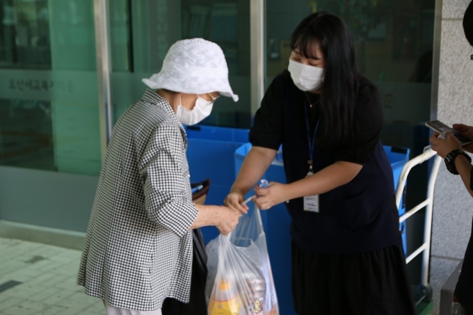 NH농협은행 오산시 지부는 추석 명절을 맞아 코로나19로 어려운 지역 내 소외어르신들을 위한 식료품키트 나눔 행사를 28일에 진행하였다./NH농협은행 오산시 지부 제공