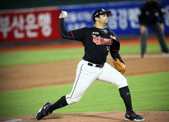 29일 대구 삼성라이온즈파크에서 열린 2020 신한은행 쏠(SOL) KBO리그 kt 위즈와 삼성 라이온즈의 시즌 13차전에서 kt 선발 윌리엄 쿠에바스가 8인닝 1실점으로 호투하며 시즌 10승째를 올렸다. 사진은 쿠에바스의 투구 모습. (사진=kt 위즈 제공)