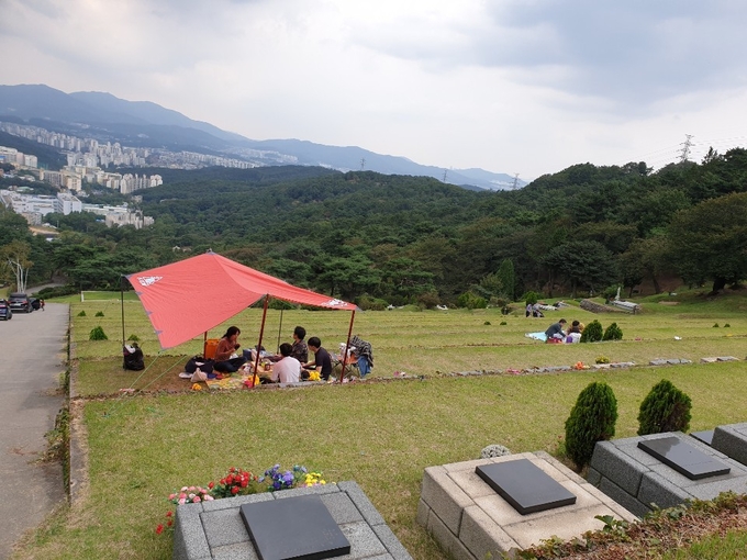 지난 30일 분당 추모공원에서 가족들이 성묘를 하고 있다. (사진=박한솔 기자)