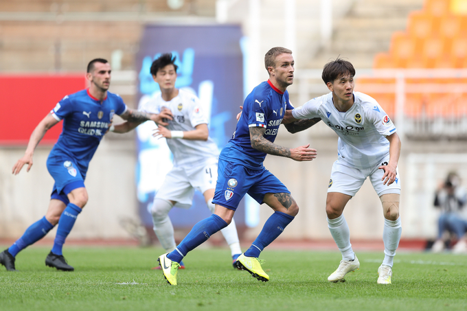 프로축구 K리그1 수원 삼성과 인천 유나이티드가 오는 4일 인천축구전용구장에서 열리는 열리는 하나원큐 K리그1 2020 24라운드에서 맞붙는다. 사진은 수원 타가트(오른쪽 두번쨰)와 인천 이우혁이 몸싸움을 하는 모습. (사진=한국프로축구연맹 제공)