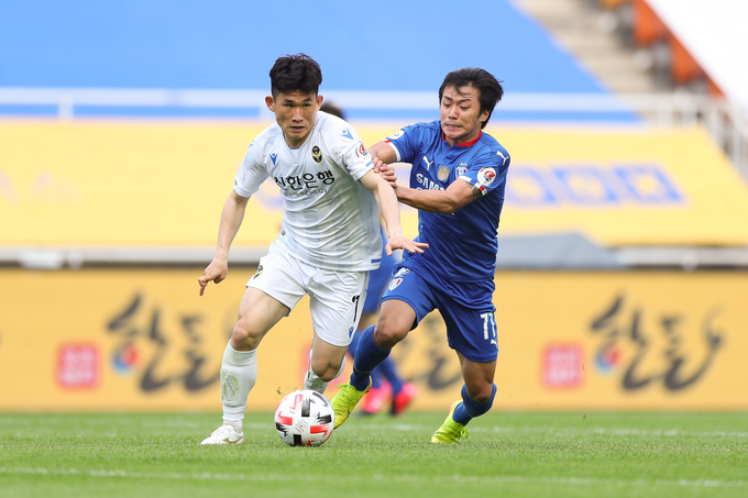 프로축구 K리그1 수원 삼성과 인천 유나이티드가 오는 4일 인천축구전용구장에서 열리는 열리는 하나원큐 K리그1 2020 24라운드에서 맞붙는다. 사진은 수원 공승범과 인천 김도혁이 볼을 다투는 모습. (사진=한국프로축구연맹 제공)