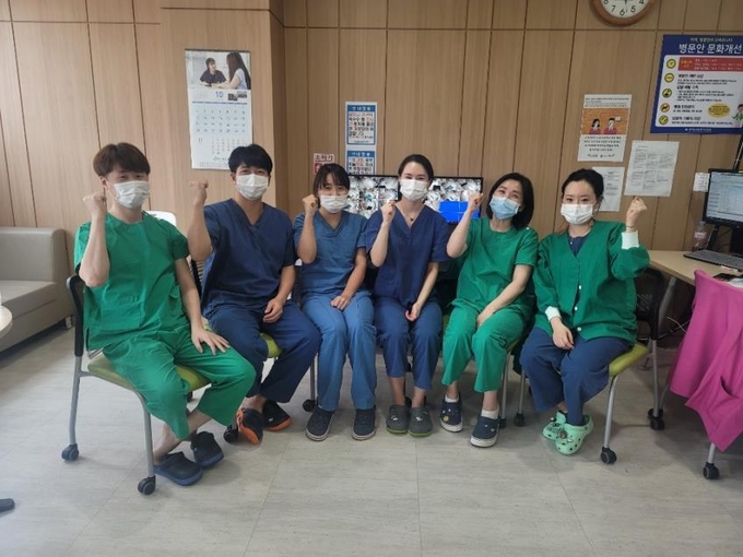 51병동 황세주 간호사(오른쪽 두 번째)와 동료 의료진들 (사진=황 간호사 제공/연합뉴스)