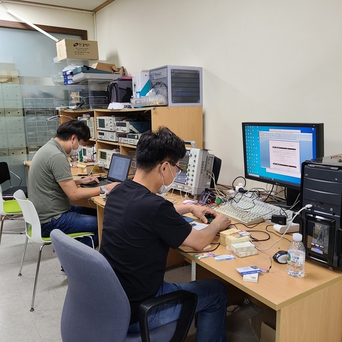쓰리에이로직스㈜ 연구원들이 기술개발에 몰두하고 있는 모습 (사진 = 경기도 제공)