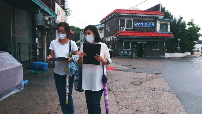 파주도시재생지원센터에 선발된 관계자들이 현장 조사에 임하고 있다./파주시제공 