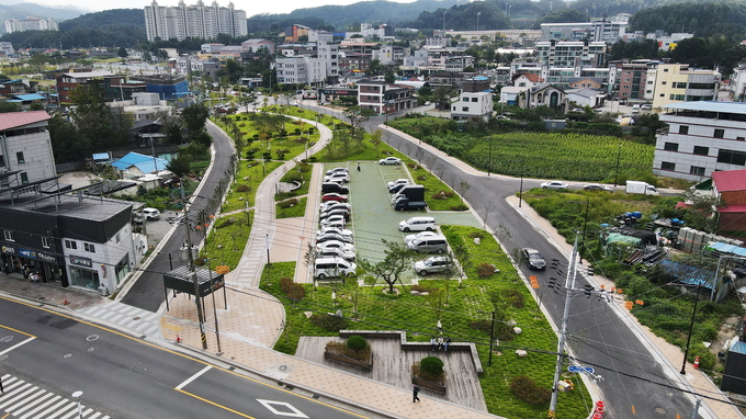 가평군은 최군 경춘선 폐선부지를 활용해 도심지 공원을 완공했다./가평군제공)