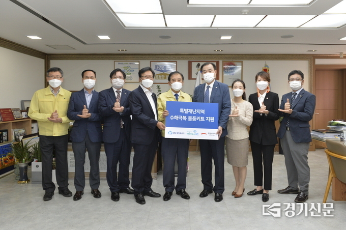 새마을금고중앙회(회장 박차훈)는 희망브리지 전국재해구호협회를 통해 식품·위생키트를 포천시에 기탁했다. / 포천시 제공
