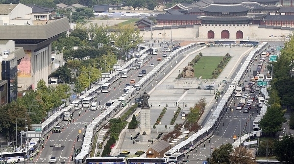 개천절인 3일 오전 서울 광화문 도로에 돌발적인 집회·시위 등을 차단하기 위한 경찰 버스가 줄지어 서 있다. (사진=연합뉴스) 