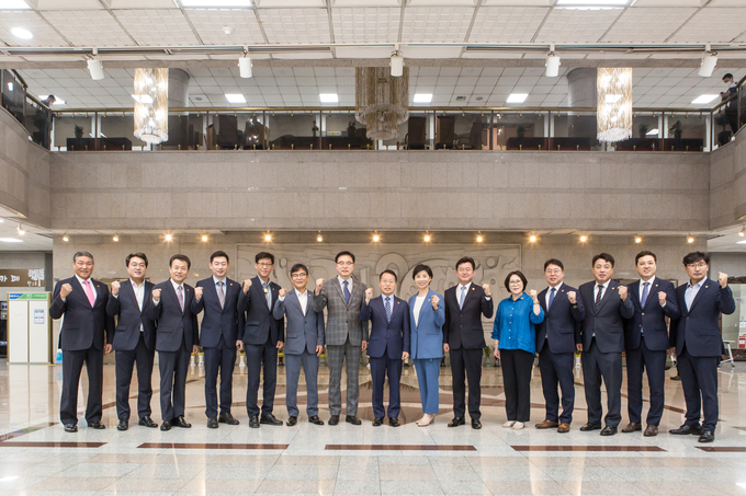 경기도의회 의회운영위원회가 기념촬영을 하고 있다(사진=경기도의회 제공)