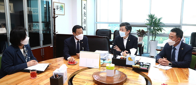 경기도의회 의장단이 김민철 의원을 만나 '지방자치법 개정안 조속 통과'를 요구하고 있다(사진=경기도의회 제공)