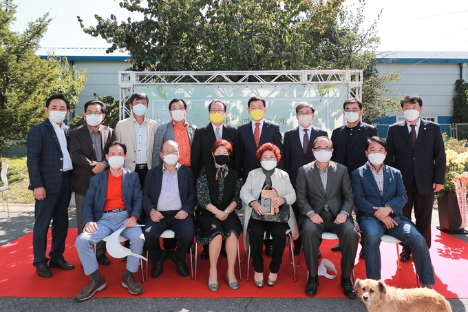 조광한 남양주시장과 이철영 남양주시의회 의장이 산업경제부문 명제태(지역산업발전 위한 일자리창출)수상자 등과 기념촬영을 하고 있다./남양주시 제공