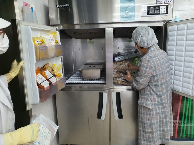  광명시는 관내 초중고 학교급식소에 식중독 예방 위생 점검을 실시한다/사진=광명시 제공