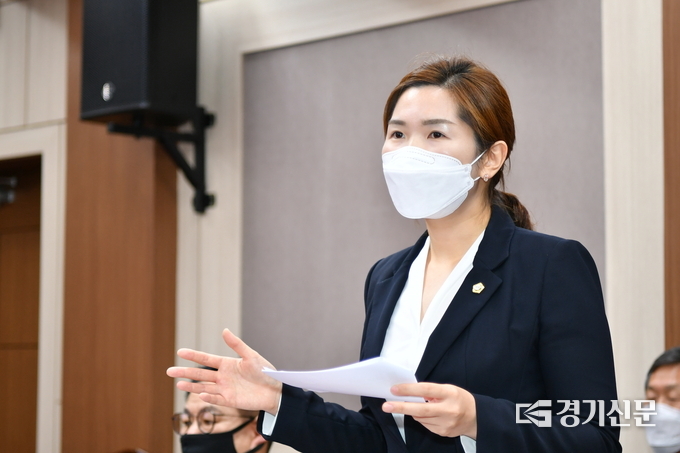 손세화 포천시의회 의장이 동남고 학생들에게 시의회가 하는 일에 대해 설명 중이다. / 포천시의회 제공