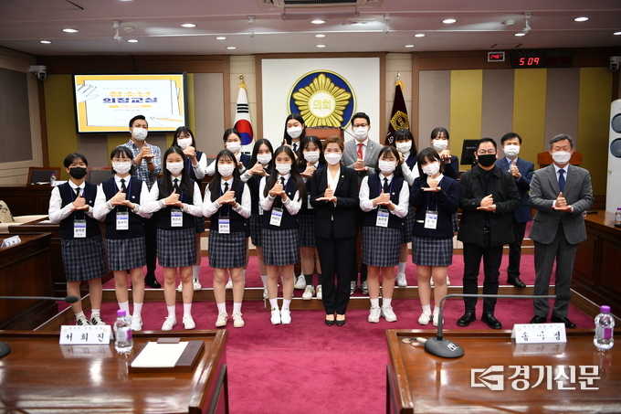 포천동남고등학교 학생들이 청소년의정교실을 마친 후 포천시의회 의장단과 함께 기념촬영하고 있다. / 포천시의회 제공