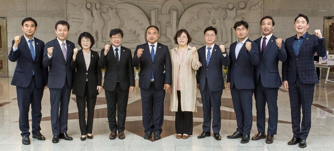 경기도의회 여성가족평생교육위원회가 기념 촬영을 하고 있다. (사진=경기도의회 제공)