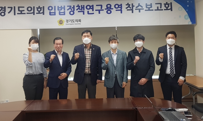 황수영 경기도 의원(왼쪽 세번째)과 연구관계자들이 기념촬영을 하고 있다(사진=박건 기자)