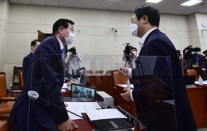 민홍철 국회 국방위원장(왼쪽)과 더불어민주당 황희 간사가 6일 국회 국방위원회에서 전체회의가 끝난 뒤 논의하고 있다. 사진=연합뉴스 