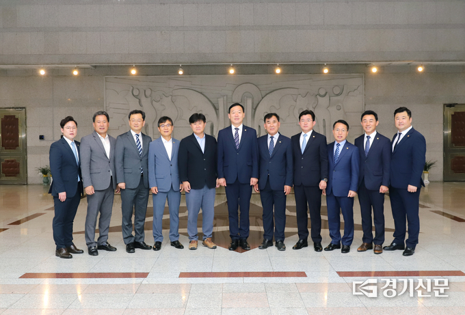 경기도의회 농정해양위원회 소속 의원들이 기념촬영을 하고 있다(사진=경기도의회 제공)