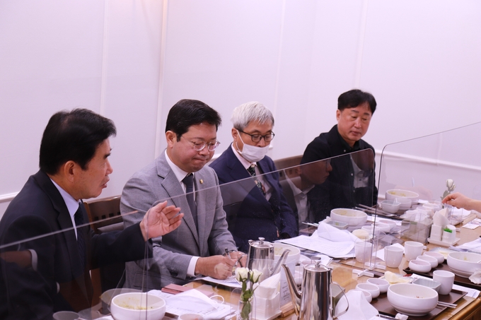 김진표·김승원 국회의원, 곽상욱 오산시장, 김준혁 한신대 교수(왼쪽부터) 등이 정조대왕능행차 유네스코 등재방안을 논의하는 간담회를 갖고 있다.(사진=김승원 국회의원 제공)