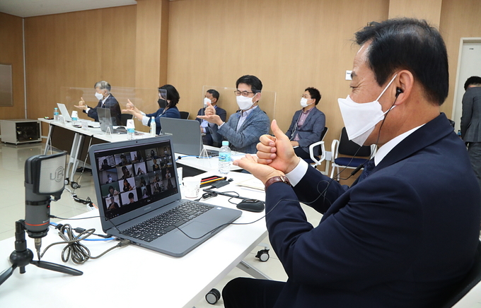경기도의회 장현국 의장이 파주시청소년교육의회 청소년들과 비대면 형식으로 정담회를 진행하고 있다(사진=경기도의회 제공)