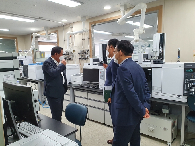 박석배 한국농수산식품유통공사(aT) 신임감사가 aT 서울경기지역본부를 방문해 직원들과 이야기를 나누고 있다. (사진=한국농수산식품유통공사 서울경기지역본부)