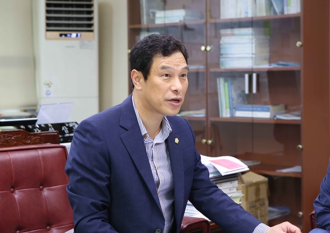 강성삼 하남시의회 부의장이 세미나실에서 '하남교산 신도시 GB내 이축 관련 간담회'에서 모두 발언을 하고 있다./하남시의회 제공