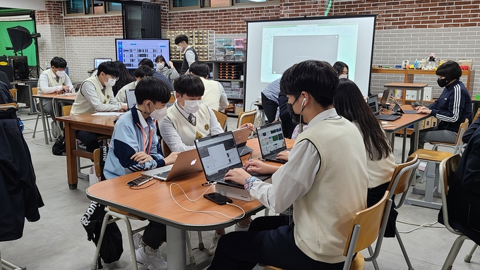덕영고 학생들이 지난 6일 국제교류(싱가포르 ITE College West) 활동을 진행하고 있는 모습. 올해는 코로나19로 인해 화상으로 진행하고 있다. (사진=신연경 기자)