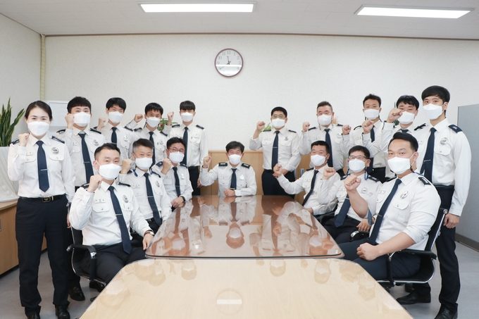 경기도소방재난본부에서 추진한 ‘2020년 화재예방 행정의 달인에 선정된 광주소방서 소방안전특별점검단 직원들이 화이팅을 외치고 있다. /광주소방서 제공