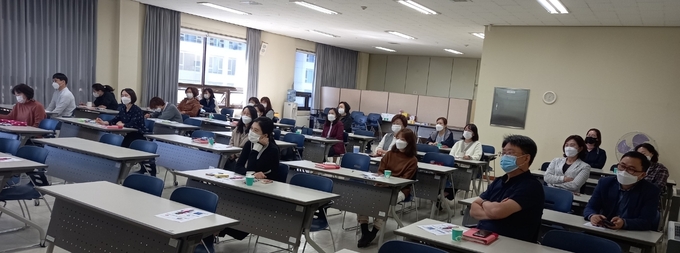 경인지방통계청 수원사무소는 ‘마음을 열어주는 커뮤니케이션’을 주제로 특강을 실시했다. (사진=경인지방통계청 수원사무소)