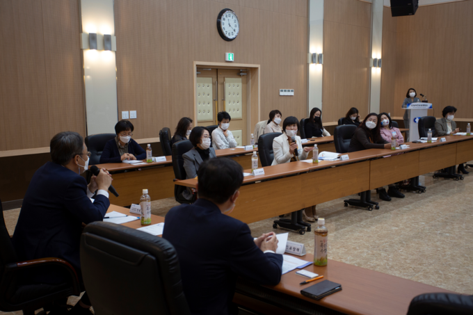 7일 경기신용보증재단이 안양상공회의소 중회의실에서 경기중부 여성기업인들과 간담회를 진행하고 있다. (사진=경기신보)