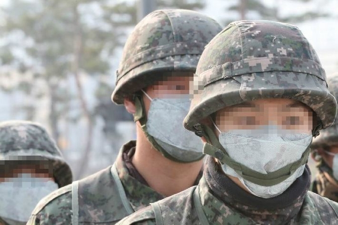 군 장병들이 마스크 쓰고 훈련하고 있다. (사진=연합뉴스) 