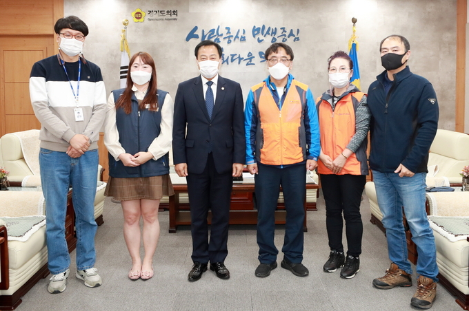 경기도의회 장현국 의장과 경기도청 공무직 노동자들이 기념촬영을 하고 있다(사진=경기도의회 제공)