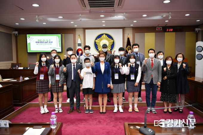 포천시 청소년차세대위원회 위원들이 ‘2020년 포천시 청소년 의정교실’에 참가한 후 포천시의회 의장단과 기념촬영하고 있다. / 포천시 제공