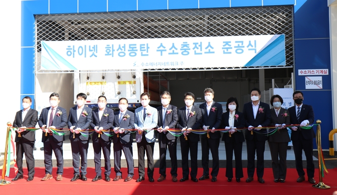정복영 수도권대기환경청장(왼쪽에서 7번째)은 8일 경기도 화성시 동탄2 수질복원센터에서 화성시, 화성시의회, 수소에너지네트워크(주) 등 관계자 20여명이 참석한 가운데 개최된 수소충전소 준공식에 참석해 테이프 커팅을 하고 있다./수도권대기환경청 제공